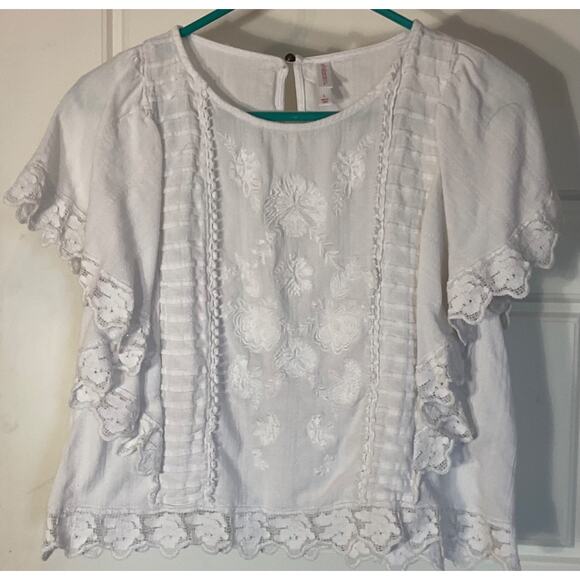 Xhilaration Tops - Xhilaration White Floral Embroidered Flutter Sleeve Boho Top L